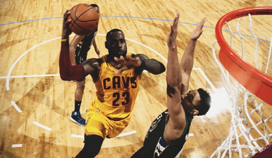 미국 프로농구(NBA) 디펜딩 챔피언 클리블랜드 캐벌리어스의 에이스인 르브론 제임스(왼쪽, 32)가 AP통신 등 59개 언론사가 뽑은 2016년 올해의 남자 선수에 선정됐다. 사진=클리블랜드 캐벌리어스 트위터